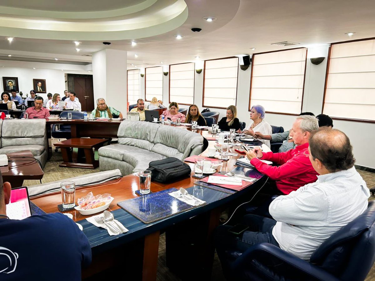 GloriaFlorezSI's tweet photo. Un honor participar de la Junta Directiva de la @CCBucaramanga.
En este importante espacio hablamos de los avances en proyectos estratégicos para el desarrollo de Santander y la importancia de profundizar el trabajo articulado entre, Gobierno Nacional, Congreso, gremios y gobiernos locales en pro del bienestar de las y los Santandereanos.
Resaltamos los avances del Gobierno del Cambio en Santander, NO es cierto que este Gobierno no ha invertido en el departamento, pues hay grandes inversiones en materia de educación, vivienda, salud y transporte.
Desde el Congreso, seguiré acompañando todas las gestiones en beneficio de nuestras comunidades y por el desarrollo de nuestro amado departamento.
¡Santandereanos, siempre adelante ni un paso atrás! @petrogustavo @PactoCol @ColombiaHumana_
