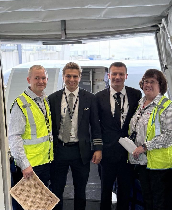 Always a good day when our flight crew connects with our Chief Pilots, same page, same mission. Safe skies start with strong flight deck connections. 🛩️
#AviationTeamwork
#PiedmontProud