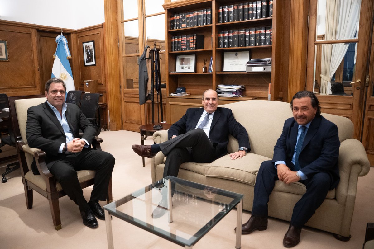 Hoy nos reunimos con el jefe de Gabinete, <a href="/GAFrancosOk/">Guillermo Francos</a>, y el vicejefe del Interior, <a href="/catalanlisandro/">Lisandro Catalán</a>, para continuar fortaleciendo el trabajo conjunto entre Nación y Provincia 🤝🏻

Revisamos los avances del convenio ya firmado, que garantiza la continuidad de obras de