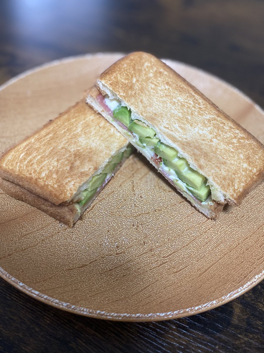 maru_0053's tweet photo. おはよう☀️
クリームチーズとアボカドベーコンサンド🥑🥓
いい朝
 #日常
 #日常垢 https://t.co/TmXk2YoW0y