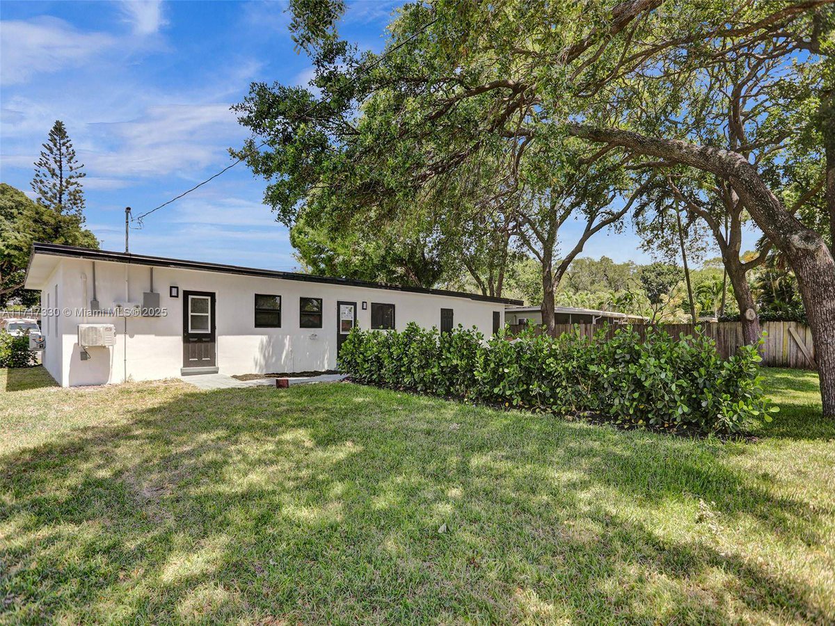 SidleRealtor's tweet photo. DUPLEX,  DUPLEX,  DUPLEX !!!
FOR SALE - $850,000
954 55 44 796

950 SW 29th St, Fort Lauderdale, FL 33315 just hit the market!
Take a look at this awesome space: https://t.co/ARaLrGbkiU https://t.co/kWYr9iV2NJ