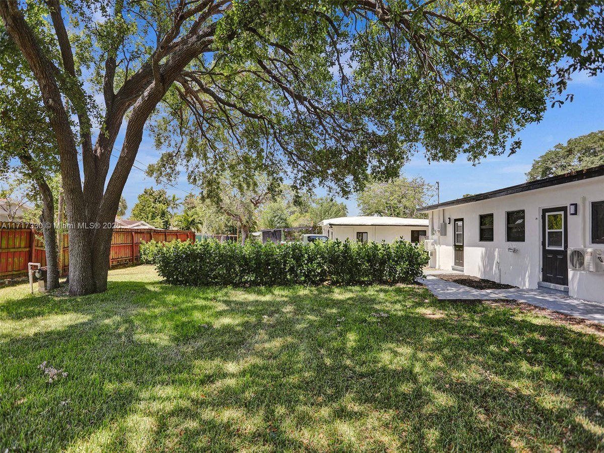 SidleRealtor's tweet photo. DUPLEX,  DUPLEX,  DUPLEX !!!
FOR SALE - $850,000
954 55 44 796

950 SW 29th St, Fort Lauderdale, FL 33315 just hit the market!
Take a look at this awesome space: https://t.co/ARaLrGbkiU https://t.co/kWYr9iV2NJ