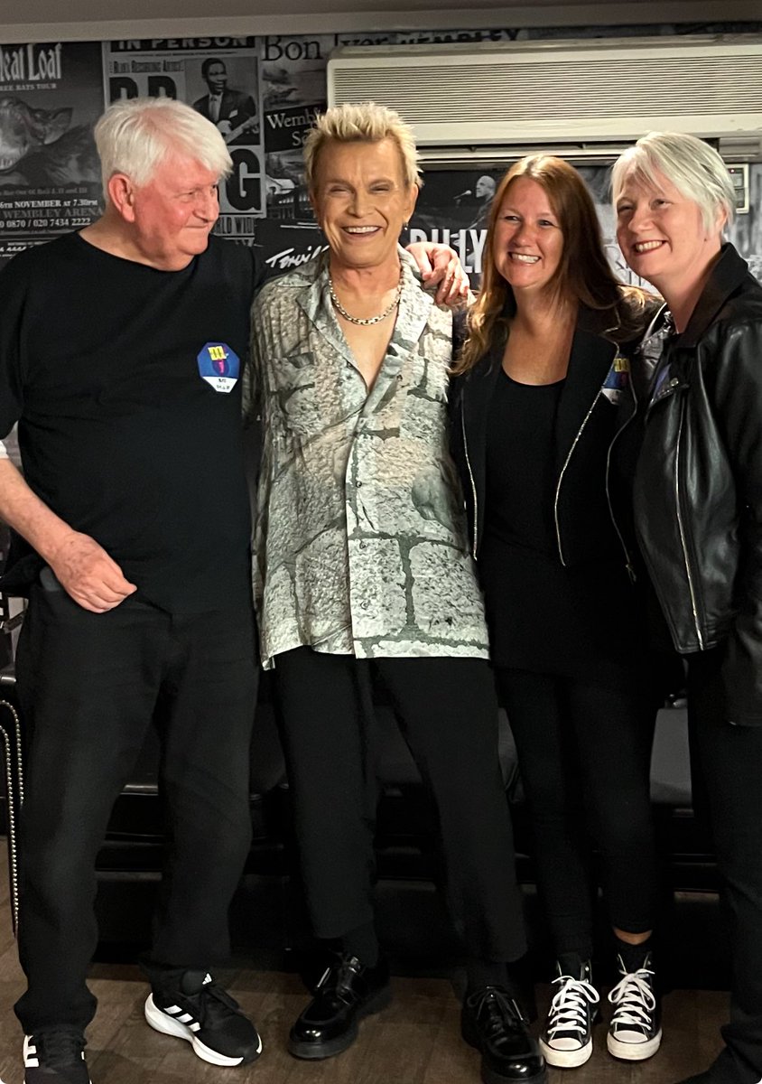 ginakellyPE's tweet photo. When your dad’s a science teacher and meets his old student William Broad aka Billy Idol . https://t.co/cssvew3fZe