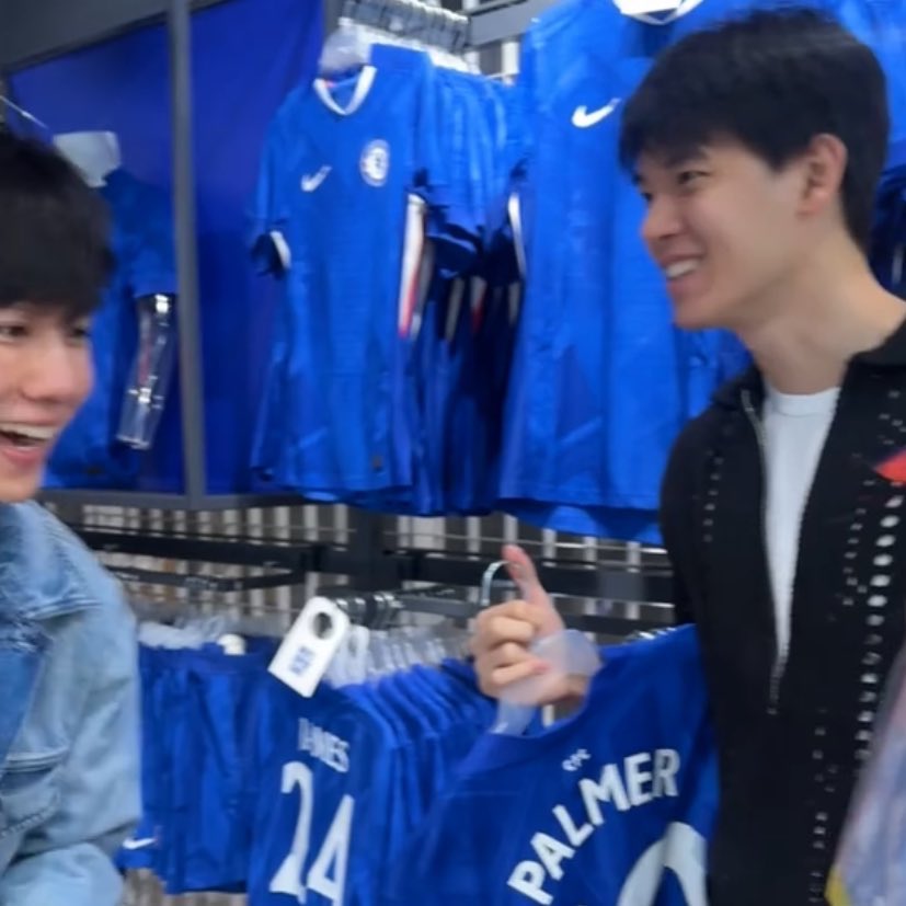 : จิ๋วอันนี้น่ารักนะเอามั้ยค้าบบ

: หึ้ยย น่ารักจริงด้วยเค้าเอา! 

ดูหยิ่นมองน้องวอ แล้วดูหน้าน้องวอตาเป็นประกายมาก มันจะไอนั่นนะ😭😭♥️👈🏻👈🏻

#yinyin_anw #warwanarat #หยิ่นวอร์