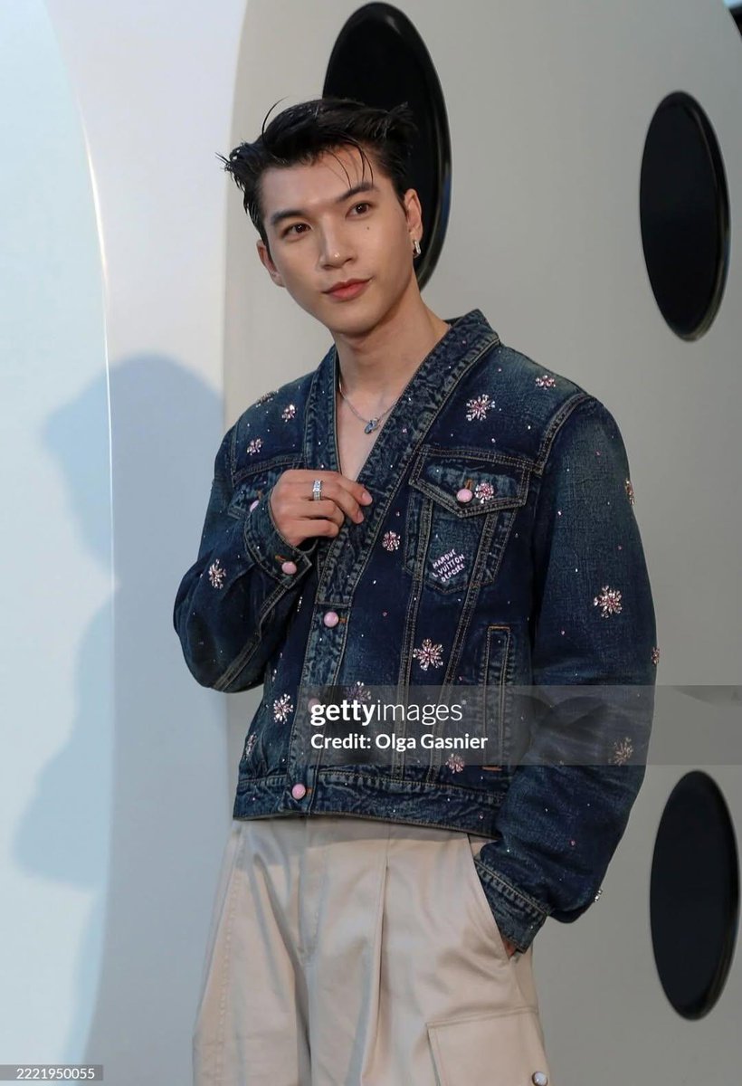 KZee2321's tweet photo. BABY Wake up and see how photogenic your husband is
@louisvuitton
HIEUTHUHAI in Paris for LVMenSS26
#HIEUTHUHAIxLVMenSS26 https://t.co/HF9mirlXFp