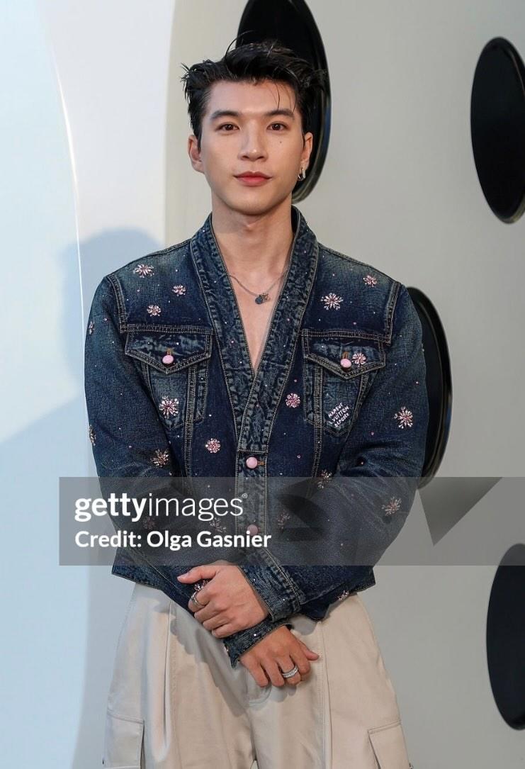KZee2321's tweet photo. BABY Wake up and see how photogenic your husband is
@louisvuitton
HIEUTHUHAI in Paris for LVMenSS26
#HIEUTHUHAIxLVMenSS26 https://t.co/HF9mirlXFp
