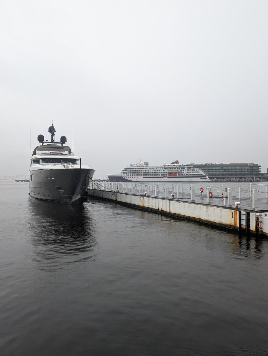 yaokenj's tweet photo. 雨です 新港埠頭にはHanseatic Inspirationというドイツの客船が初入港 極地探検が可能な砕氷能力のあるクルーズ船だそうです
#ハンマーヘッド #横浜 #横浜港 #みなとみらい #朝の散歩 #新港埠頭 #ハンセアティックインスピレーション #初入港 #HanseaticInspiration #砕氷船 https://t.co/G1sZu137WX
