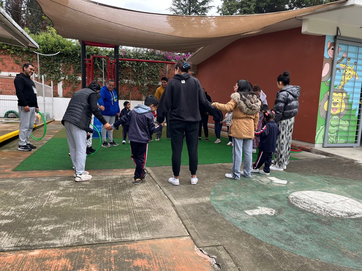 Seguimos visitando escuelas de #Metepec con el programa Deporte en tu Escuela, hoy tocó en el Jardín de Niños “Leona Vicario”, de San Lorenzo Coacalco, donde los pequeños y las pequeñas se activaron con baloncesto, badminton y activación física. 
#EstamosEnLaRuta #IMCUFIDEM