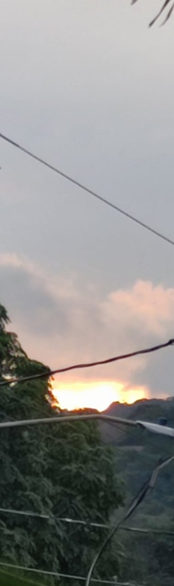 El sol ocultándose en VZ...al verlo mi primer pensamiento se fue a Medio Oriente en modo bombardeo...una llamarada en el horizonte.