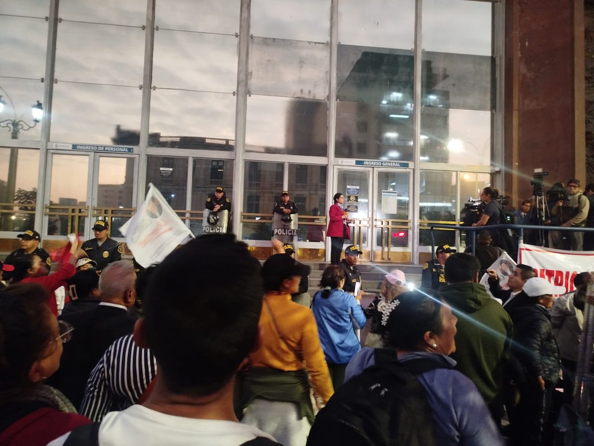 LiaValderrama's tweet photo. #Ahora Más personas llegan a la #Fiscalia ‼️ NO vamos a permitir que el Pacto Mafioso SECUESTRE UNA institución más ‼️ #DespiertaPerú ❤️‍🔥 BAJEN GENTE ‼️#LIMA https://t.co/6KMqxtKscm