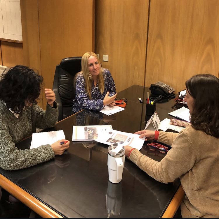 Hoy, nuestra compañera <a href="/KarinaKokar/">Karina Kokar</a> se reunió con la diputada Sylvia Ibarguren, integrante de la Comisión Parlamentaria de Bienestar Animal, para dialogar sobre el proyecto de tipificación del maltrato animal como delito.