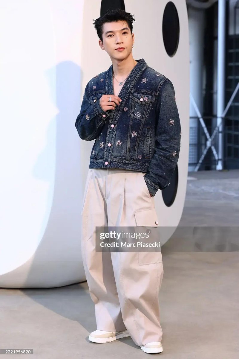 KZee2321's tweet photo. IT'S NOT EASY TO MAKE IT DIFFICULT FOR MY HUSBAND! Handsome man with no dead angle
@louisvuitton
HIEUTHUHAI in Paris for LVMenSS26
#HIEUTHUHAIxLVMenSS26 https://t.co/atXtcRVxXh