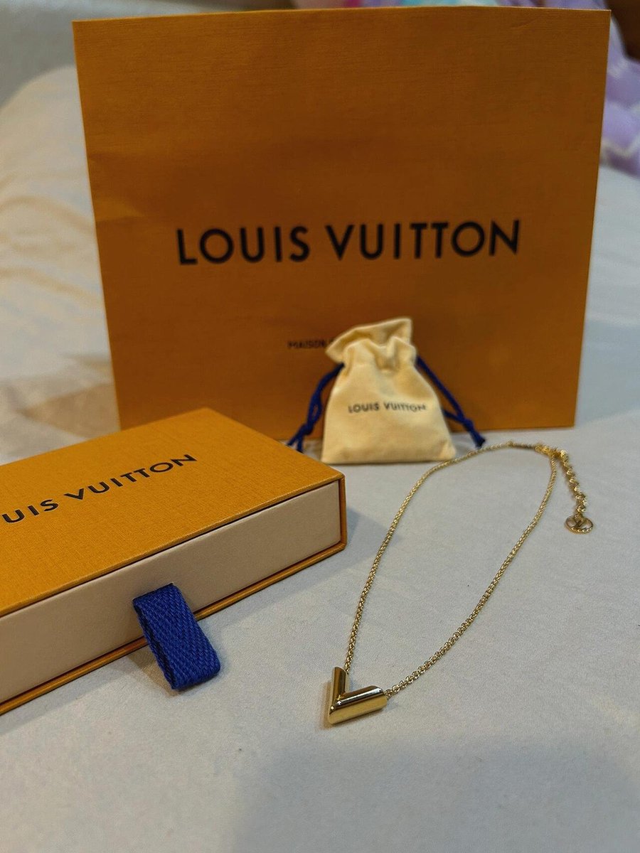 A necklace is not just a piece of jewellery, it's a symbol of taste✨