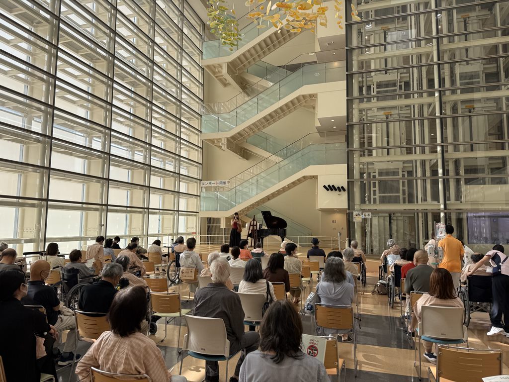 国立国際医療センターでは定期的に院内コンサートを行い、入院・外来患者の皆様やそのご家族の方々を中心に楽しんでいただいております。
6月20日には、病院地下１階アトリウムにてピアノ＆バイオリンコンサートを行いました。
#国立健康危機管理研究機構 #JIHS #国立国際医療研究センター #NCGM