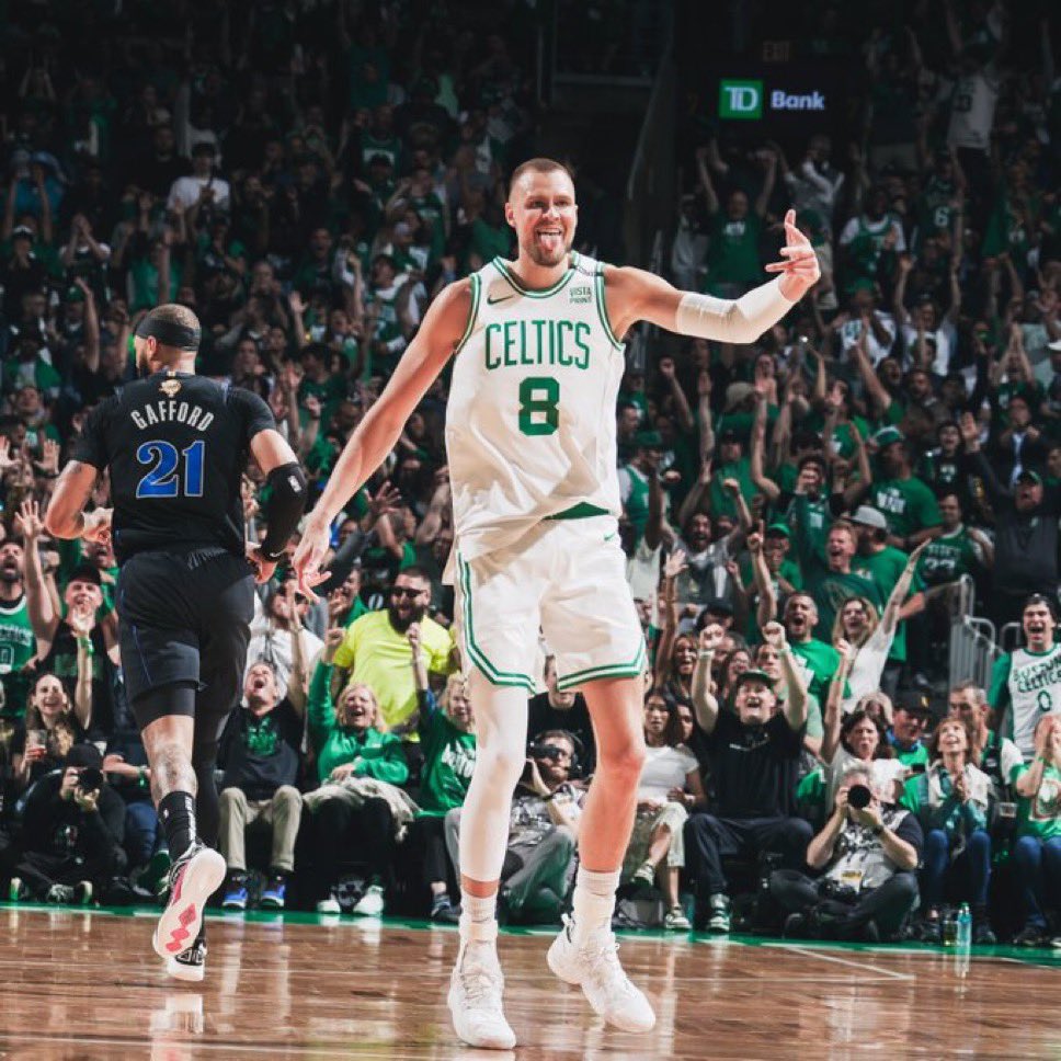 Bostoneano18's tweet photo. Tampoco me olvido de vos loco, tocamos el cielo en ese Game 1 y en un par de jugadas demostraste que los Celtics eran invencibles, volviste de una lesión para dar un golpe en el estómago a la moral del rival, te recordaré siempre unicornio #KP8 ☘️ https://t.co/u2bjF0bcnB