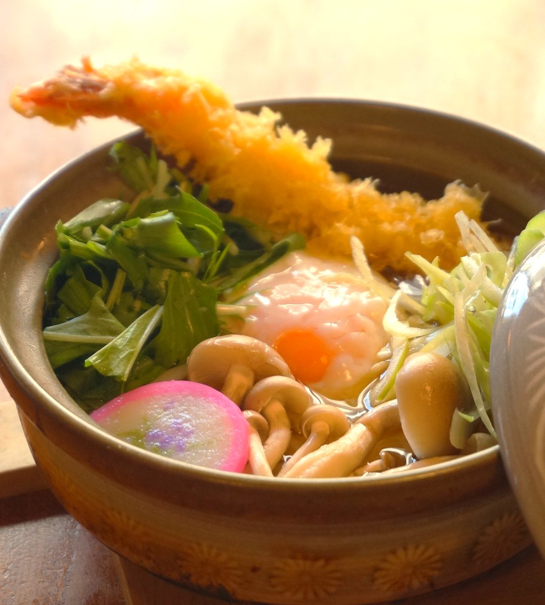 6月25日(水)
どんよりと曇り空。
＃絹腰うどんの五十八は
今日は　＃通常営業
昼　11：00～14：00（LO 13:40）
夜　17：30～20：30（LO　20：10）
＃日替わりランチ
＃釜揚げシラス　と　＃青海苔の
＃かき揚げうどん　
＃温冷　選べます
と
野菜天
と
タヌキご飯またはサラダまたはデザート