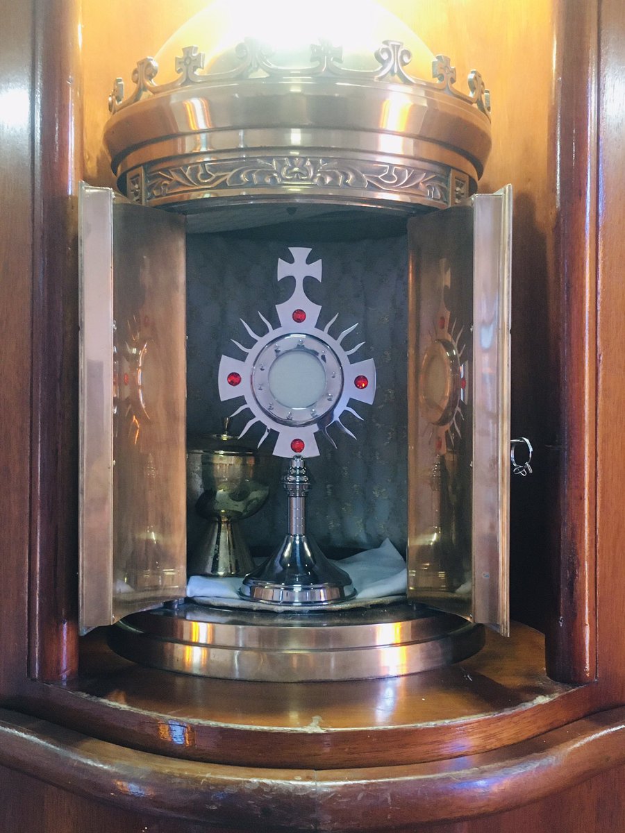 Bendito y alabado sea el Santísimo Sacramento del Altar, sea por siempre bendito y alabado.