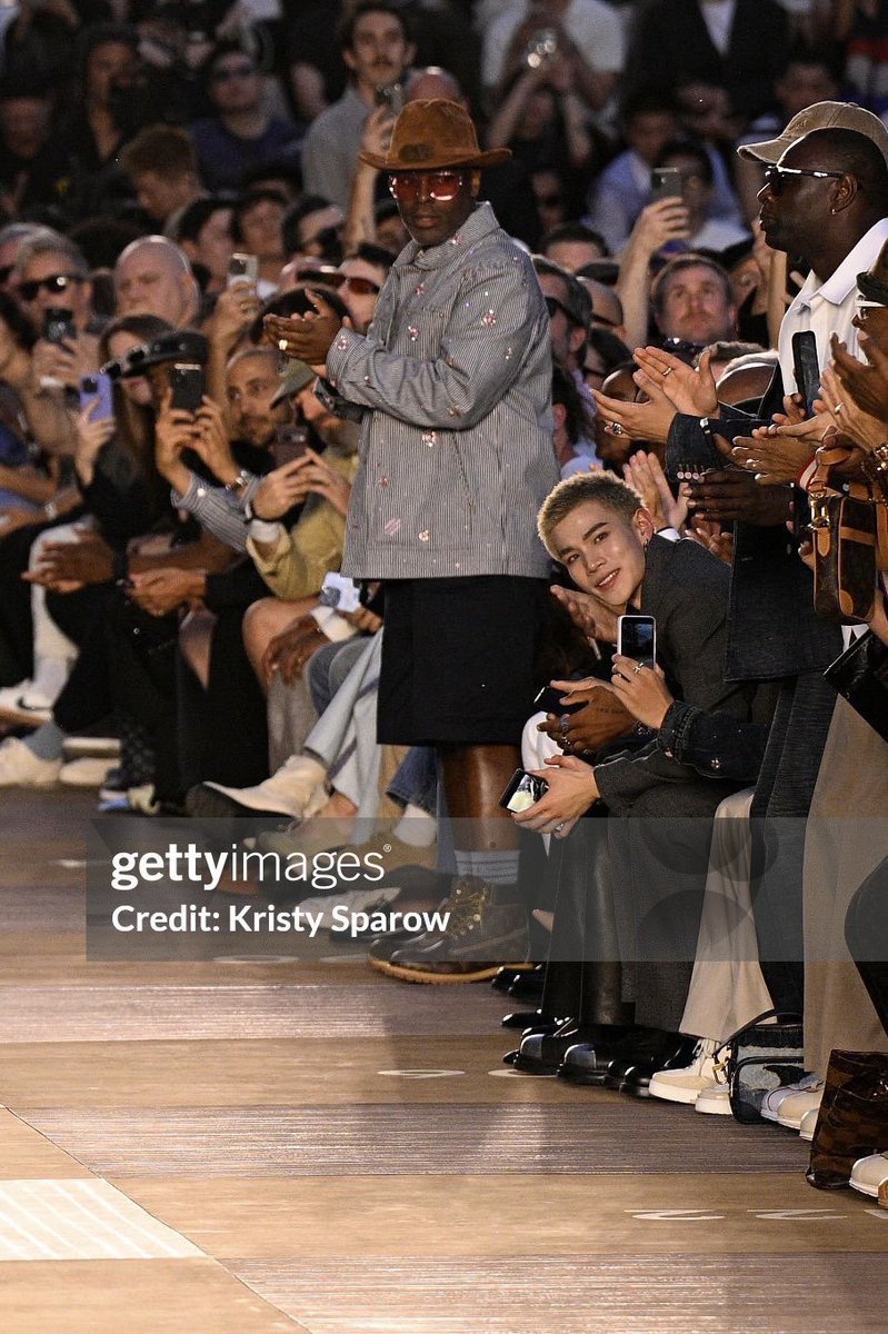 โฟร์ท ร่วมงานกับ LV หลายแมทท์แล้วก็จริง จากที่เคยเจอกันเวลาไปทำงาน แต่การมาแฟชั่นวีคครั้งแรกของน้อง โฟร์ทดูดี ชุดแมทท์ ส่งน้องสุดๆ ทุกมูฟเม้นท์ ดูถูกต้อง โดยเฉพาะกับผมทรงนี้ 100 คะแนนเต็มไปเลยค่ะ

FOURTH SO SHINE WITH LVSS26
#LVSS26XFOURTH
#LVMENSS26 #LouisVuitton