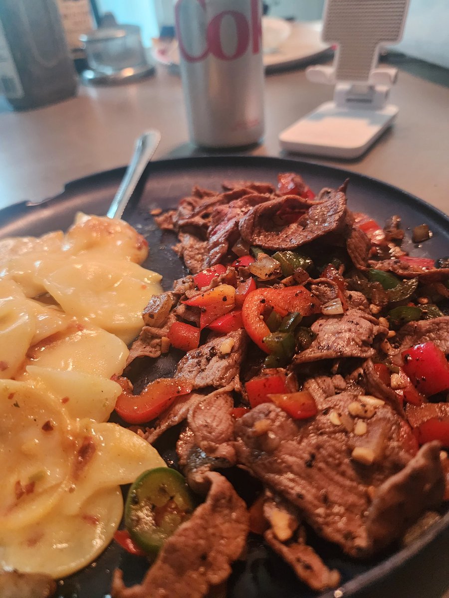 Mike Heffner (@hughtrain) on Twitter photo The <a href="/BlackstoneGrid/">Blackstone Products</a> cooks this shaved ribeye so fast. Saute'd in butter and garlic, red bell pepper, onion, pablano and jalepeno. Oh...and taters The <a href="/BlackstoneGrid/">Blackstone Products</a> cooks this shaved ribeye so fast. Saute'd in butter and garlic, red bell pepper, onion, pablano and jalepeno. Oh...and taters
