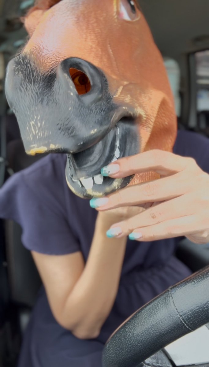 え……これって心霊写真ですかね……馬の鼻の穴の奥に人の目が見えるんですけど……え……怖