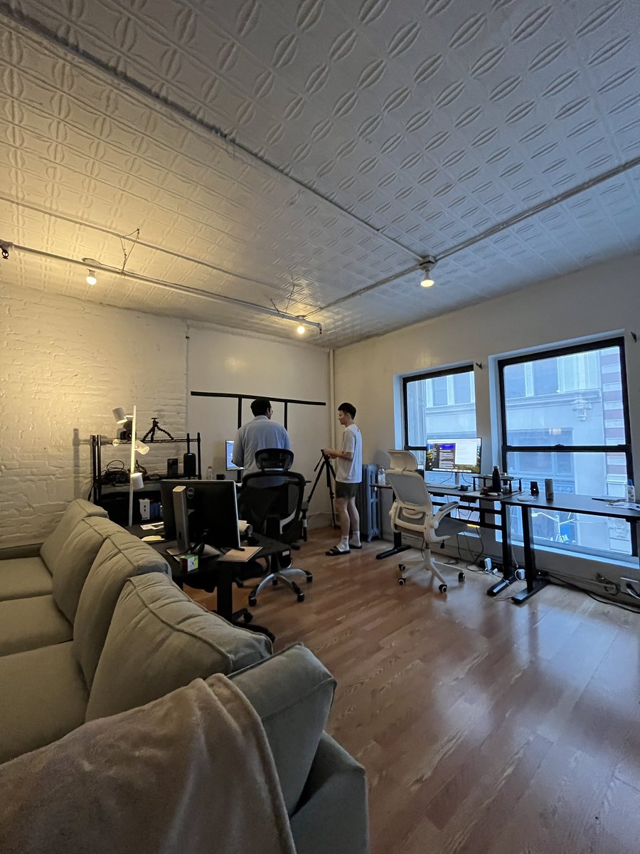 we’re hiring a founding designer at Ponder to help us reinvent video creation.

fully in person in NYC, 6 days a week.

25,000 creative professionals are waiting to use what you design.

artsy, experimental creative technologists only — no traditional UI/UX.