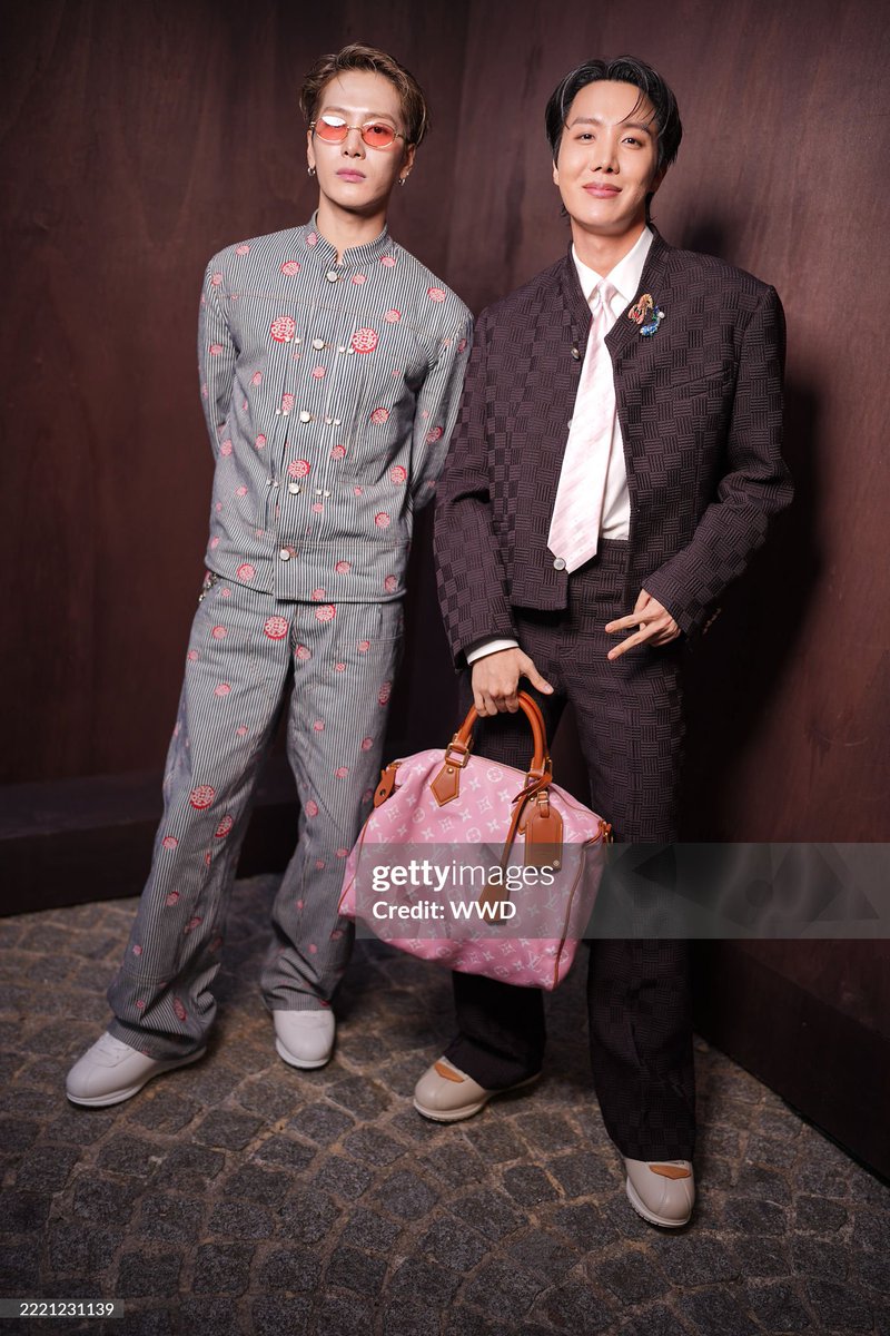 JacksonWGlobal's tweet photo. [PRESS] 250625

📸 Jackson Wang at #LVMenSS26 in Paris (Photo by Swan Gallet/WWD via Getty Images)

#JacksonWangxLVMenSS26 
#JacksonWang #王嘉尔 #잭슨 #TEAMWANG @JacksonWang852 https://t.co/ZeSITWLfX5
