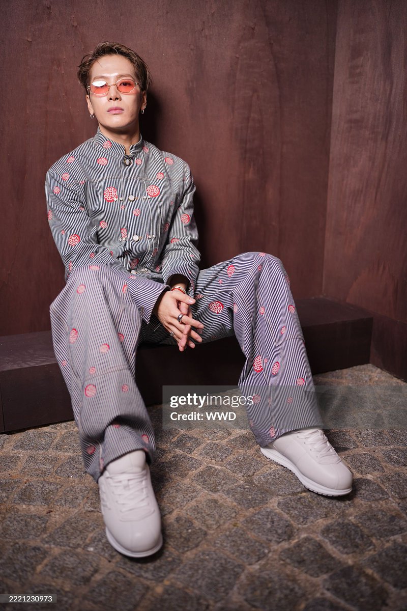 JacksonWGlobal's tweet photo. [PRESS] 250625

📸 Jackson Wang at #LVMenSS26 in Paris (Photo by Swan Gallet/WWD via Getty Images)

#JacksonWangxLVMenSS26 
#JacksonWang #王嘉尔 #잭슨 #TEAMWANG @JacksonWang852 https://t.co/ZeSITWLfX5