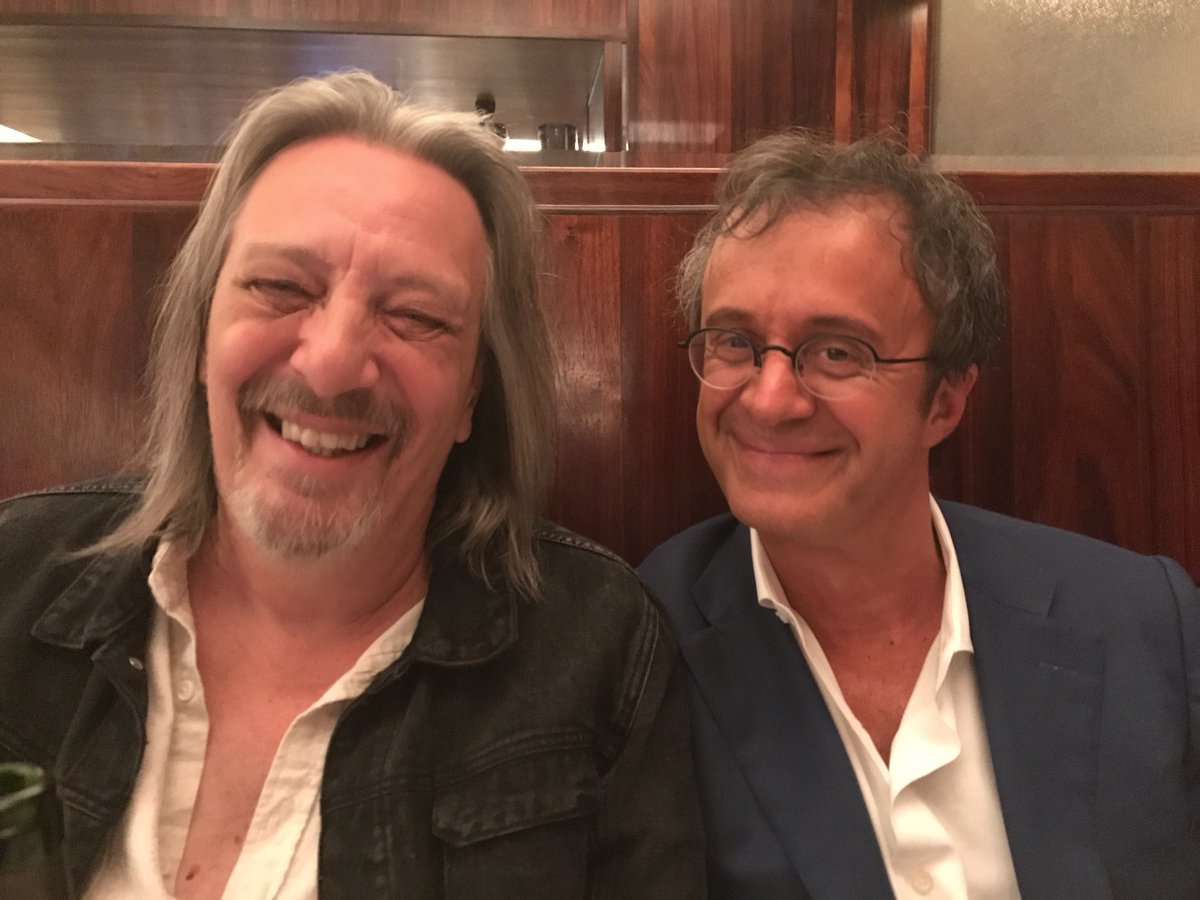 Les gens de mon pays, ce sont gens de paroles. C’est Gilles Vigneault qui l’a dit. Puis arriva Serge Fiori. Et les gens de mon pays sont devenus gens de musique, aussi.
L’oeuvre créée par Fiori est une fête nationale.
Le 24 juin restera la date de sa sortie côté ciel.
J’offre mes