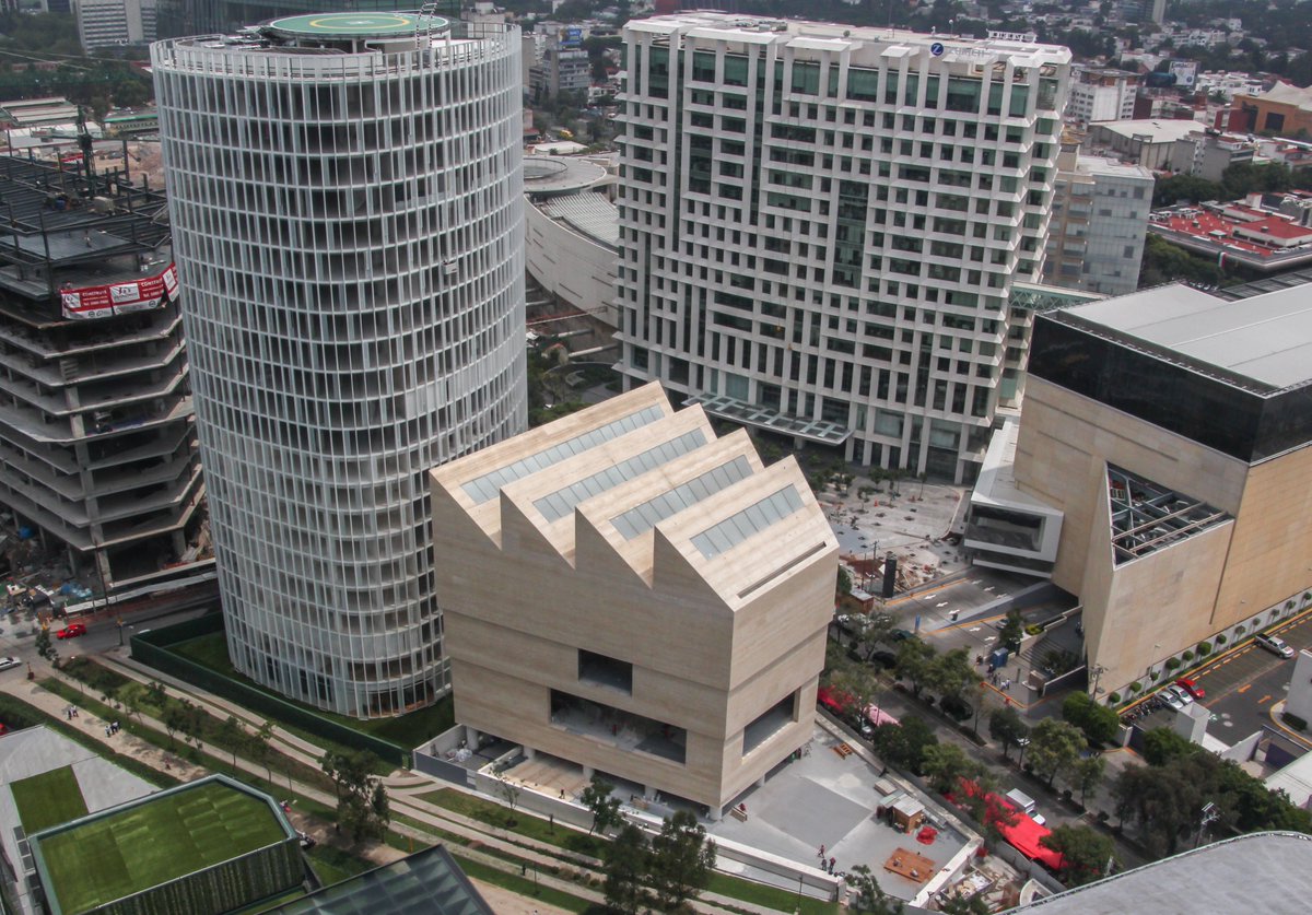 FundacionJumex's tweet photo. El techo del #MuseoJumex con su diseño de dientes, es más que arquitectura: filtra la luz exterior para iluminar el arte de forma única. Diseñado por #DavidChipperfield, el edificio es un ícono que fusiona forma y función. ¡Ven a visitarnos! https://t.co/yQR24AjS9n