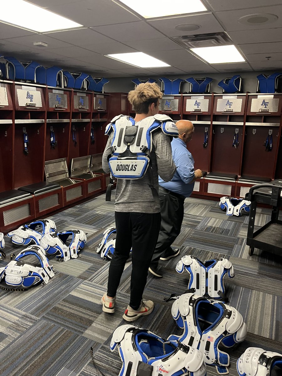 1ethanlarson's tweet image. GOD IS GOOD! To new beginnings, day 1 of basic training starts tomorrow. Couldn’t be more excited; has been my absolute dream and goal to be a Falcon⚡️#LETSWORK
@Bdale_Football @AF_Football @CoachMurphy917 @drat030 @JakeCoulson3 @CoachSCouncil92 @BloomingdaleSHS @BdaleathleticBC