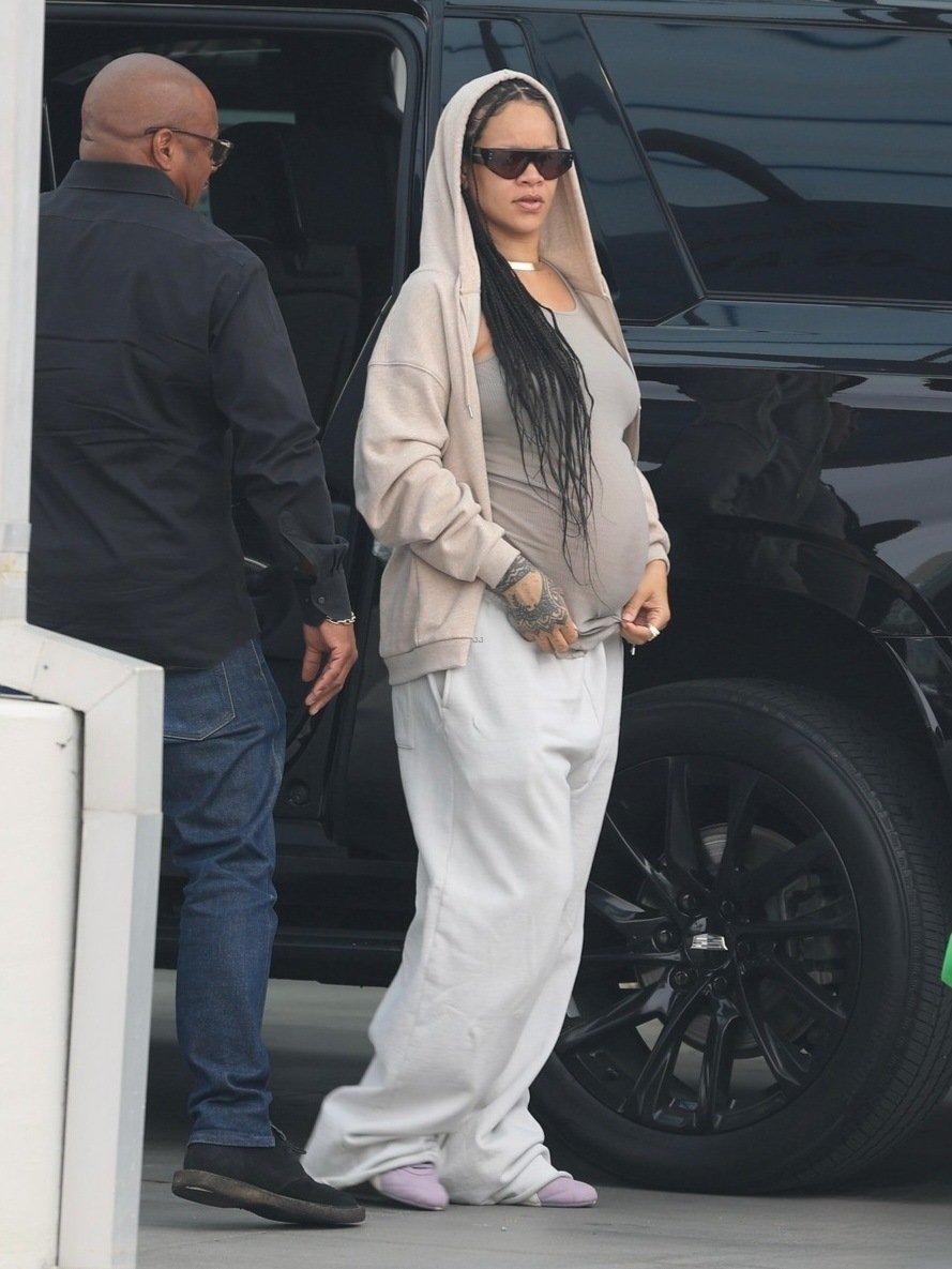 midiasra's tweet photo. Rihanna foi vista hoje no Aeroporto Internacional de Los Angeles. https://t.co/l4JSHrHZ05