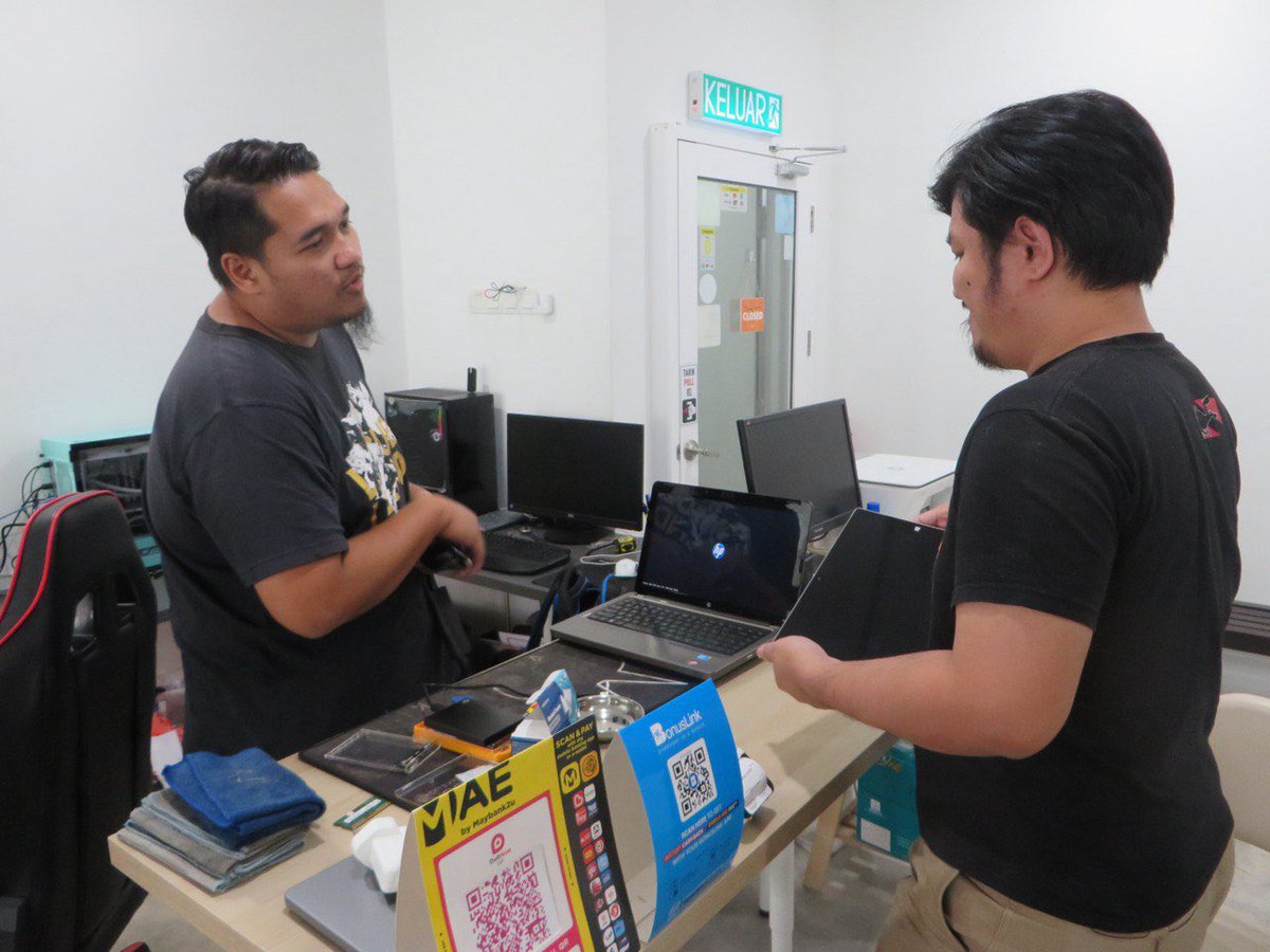“Ni kedai komputer ke kedai kopi?”

Dua dua bang 😂. Kedai kopi boleh, kedai komputer pun boleh!

Sementara customer tunggu komputer atau laptop siap, boleh juga lepak untuk minum kopi, main games dan tengok netflix! 

“Boleh build PC ke?”

Of courseee boleh! Marilahh datang