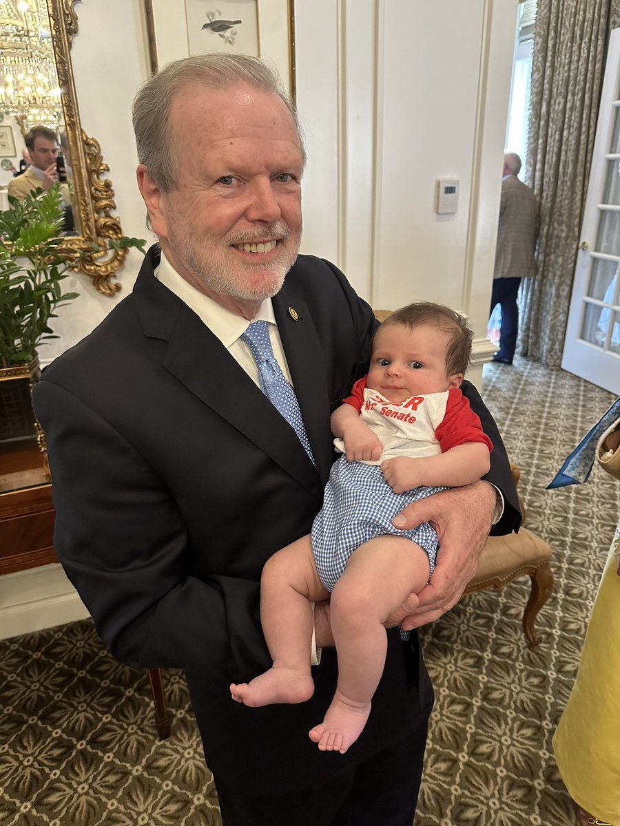 dylan_watts's tweet photo. Berger finally got to meet his new door knocker #ncpol https://t.co/7MeeUNir8v