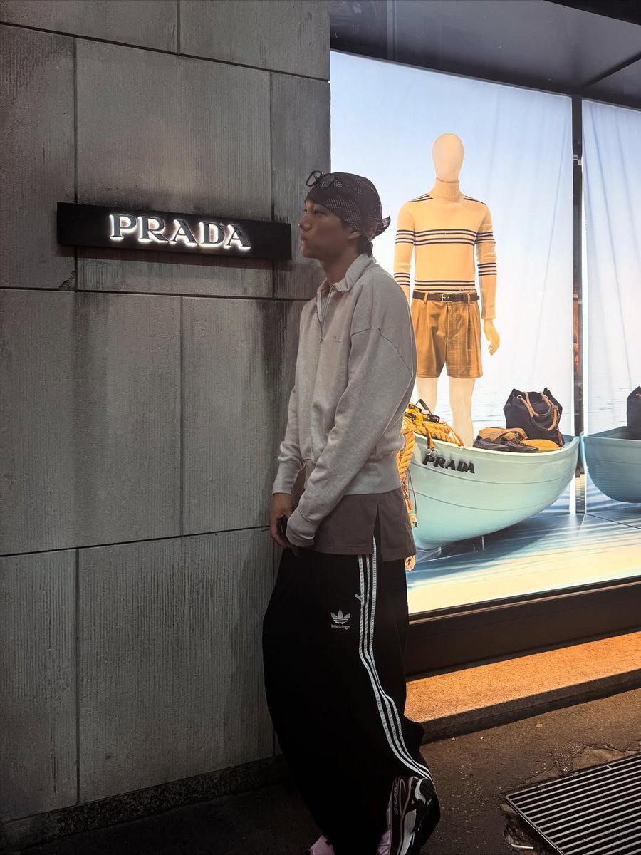 종인이 진짜 옷 잘입네 . . .예뽀  반다나 쓴 거랑 레이어드한 이너 드러내는 거 너무 좋삼