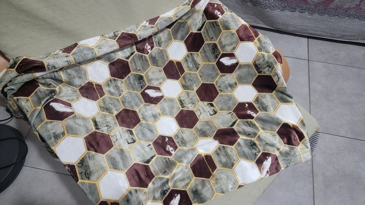 LPFanCorner's tweet photo. Anyways, if anyone lives in Milano and can help me mail a baby blanket and some #WithYouCB pins to the Netherlands, we are staying near the venue until 3:30pm. π«ΆπΎ https://t.co/OkqUKmIYmk