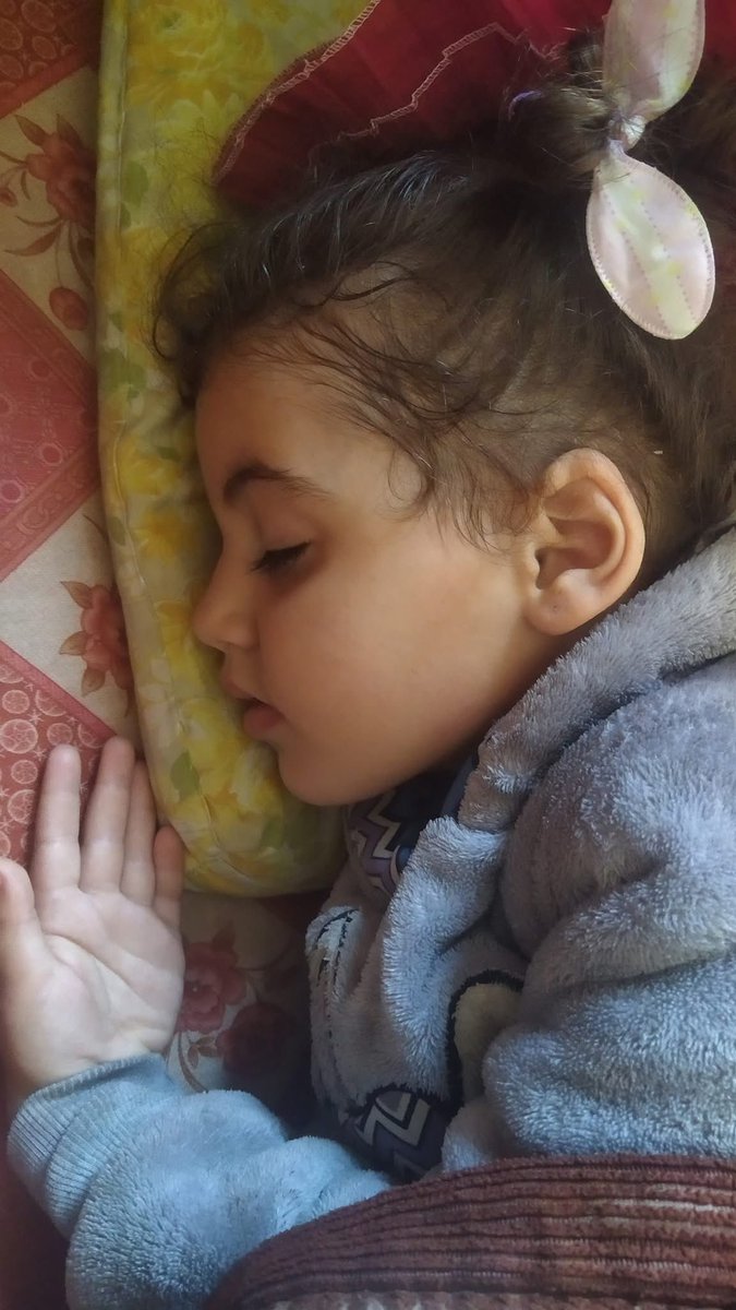 “My 3-year-old daughter Fatima asked for a biscuit. I told her we had none.
Then milk, also none.
Candy, again, none.
Finally, she whispered:
‘Then I just want water.’
She drank it and fell asleep.
She slept, but my heart stayed awake.
She slept, and the lump in my chest didn’t.”
