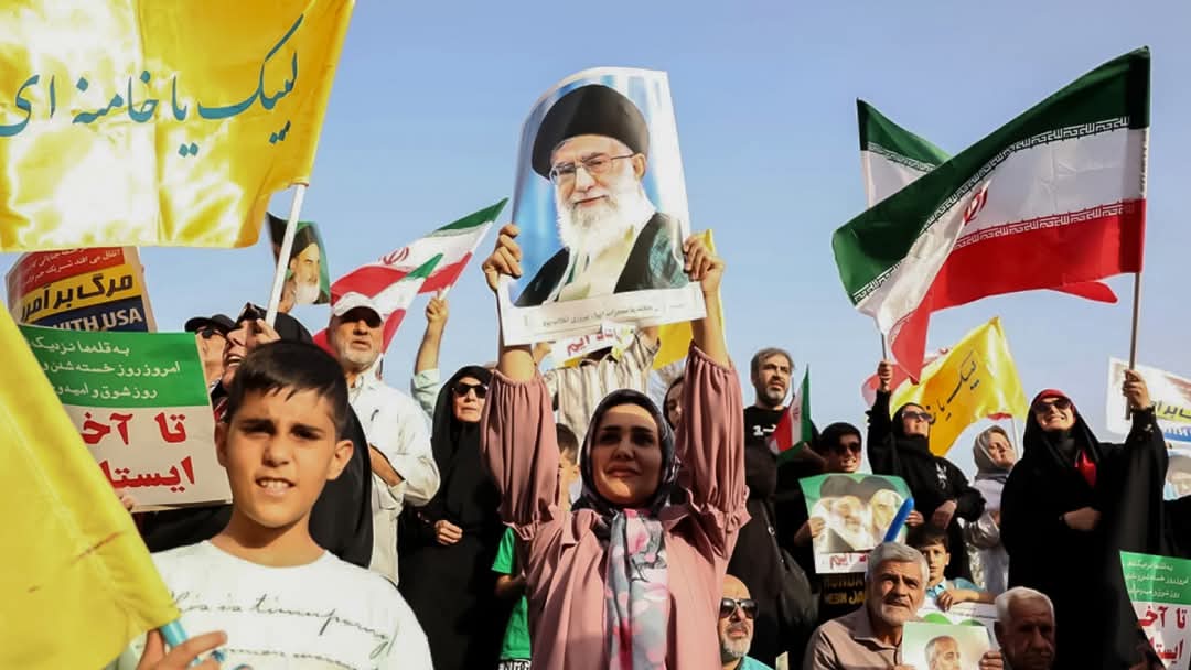°=°=°=°=°=°=°=°=°=°=°

🇮🇷 IRÁN ESTÁ EN LA CALLE, celebrando la victoria frente al sionismo 

📍 Masivas manifestaciones en Teherán, Mashhad, Isfahán y otras ciudades, para rendir homenaje a los mártires y reivindicar la unidad nacional.