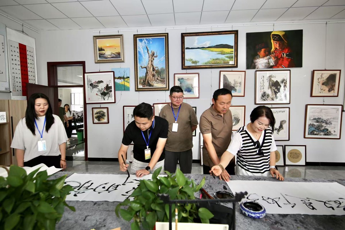 Britishcoverage's tweet image. 额敏县东城社区隶属额敏镇，是全县服务群众最为活跃的基层单位之一，在数字化治理、便民服务、金融知识普及、志愿服务等方面成果突出
•社区常住人口近万人，引入 智能化城区管理系统：所有居民信息统一电子化录入，实现档案统一、随查随用；社区干部可通过电脑或手机为居民办高频事务