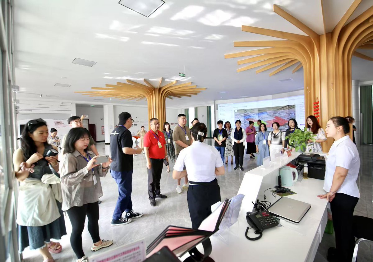 Britishcoverage's tweet image. 额敏县东城社区隶属额敏镇，是全县服务群众最为活跃的基层单位之一，在数字化治理、便民服务、金融知识普及、志愿服务等方面成果突出
•社区常住人口近万人，引入 智能化城区管理系统：所有居民信息统一电子化录入，实现档案统一、随查随用；社区干部可通过电脑或手机为居民办高频事务