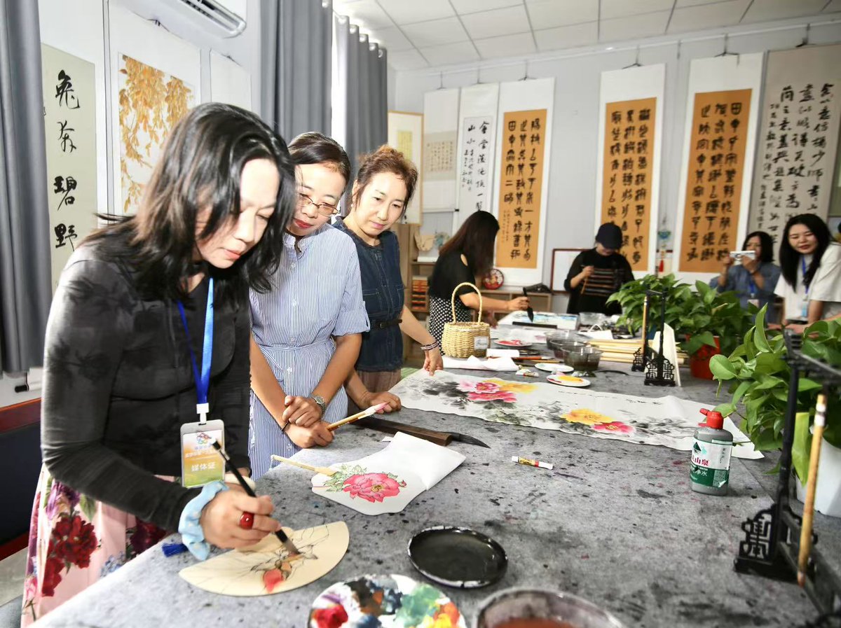 Britishcoverage's tweet image. 额敏县东城社区隶属额敏镇，是全县服务群众最为活跃的基层单位之一，在数字化治理、便民服务、金融知识普及、志愿服务等方面成果突出
•社区常住人口近万人，引入 智能化城区管理系统：所有居民信息统一电子化录入，实现档案统一、随查随用；社区干部可通过电脑或手机为居民办高频事务