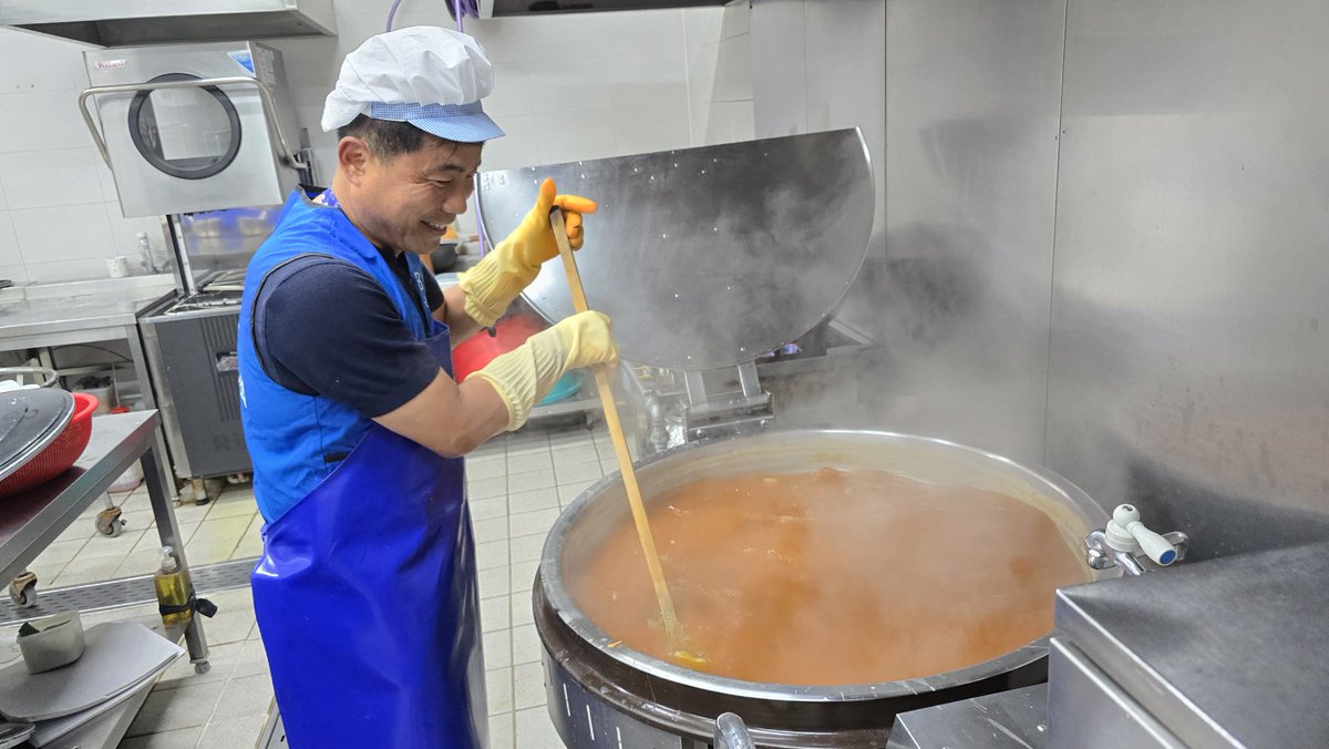 <더사랑 봉사회>
민주당 간판 내세운 대구 유일 봉사단입니다.
매월 황금복지관, 고산노인복지관에서 조리,급식봉사하고 있습니다. 
어르신들도 이제 아는척을 많이 해 줍니다.
몇 분은 사진 찍기 전, 이석했습니다.
