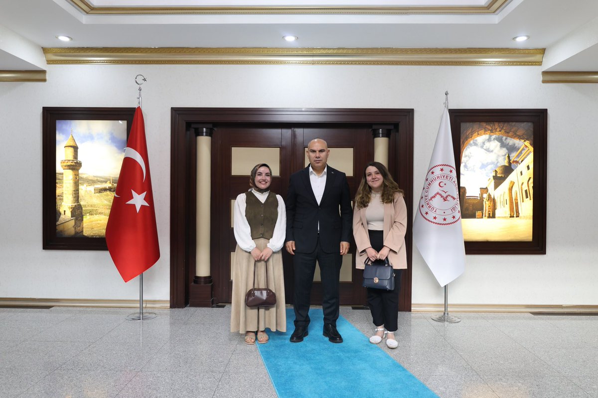 Aşağı Gözlüce İlkokulu olarak projeve çalışmalarımızdan dolayı Sayın Vali Mustafa KOÇ Beyefendinin ödül taktimi sonrası,Sayın Valimiz ve Sayın Vali yardımcımız Tuncay KARATAŞ Beyefendi ile yılsonu veda ziyaretimizi gerçekleştirdik.Nezaketlerinden dolayı kendilerine teşekkürederiz