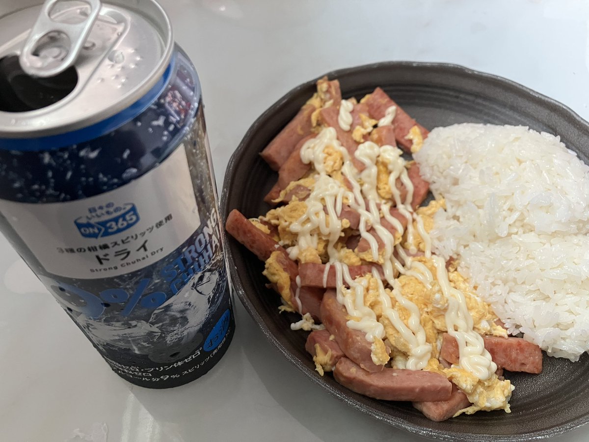 kotetsu4989's tweet photo. スパムを使って男飯。
アルコール付き！ https://t.co/nEg3Q6GxvI