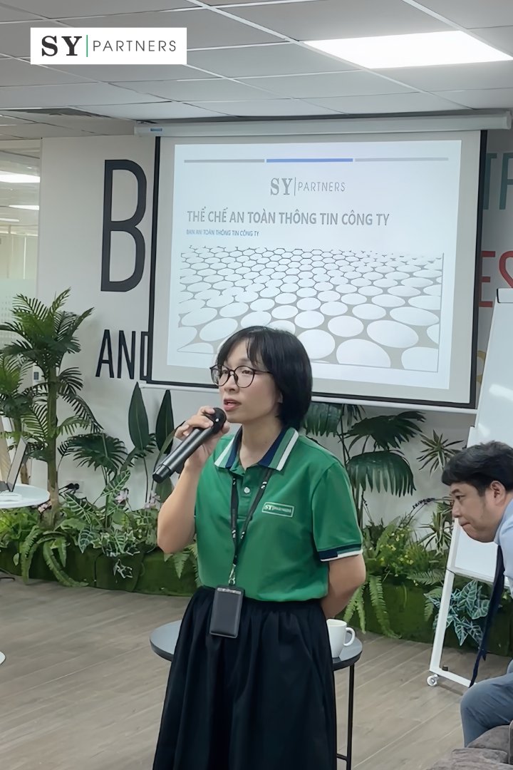 SYPartners_VN's tweet photo. セキュリティ意識向上に向けたトレーニングの取り組み

SY Partnersでは、社員のセキュリティ意識向上のため、専門講師を招いて研修を実施しました。
実例を交えた講義で「セキュリティファースト」の文化を学び、実務に活かせる知識を習得。
今後も継続的な教育で、安全な組織づくりに取り組みます。 https://t.co/T68BHTfDKM