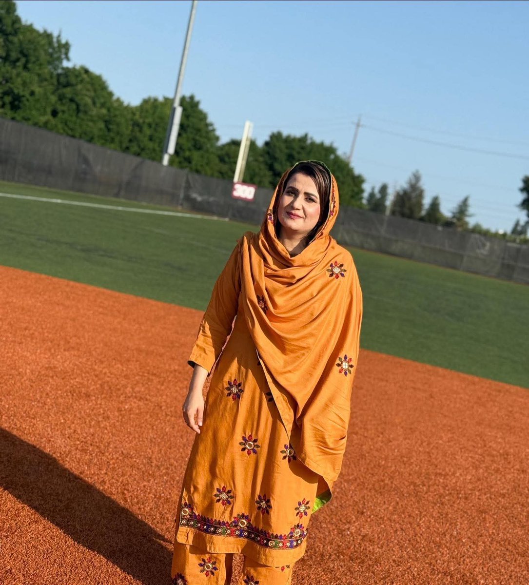 PakhtanaArabzai's tweet photo. زه فطرتاً مین د بشریت په ازادۍ
پیر نه یم چې حلقې د مریدانو جوړوم
جلان https://t.co/NSe0XMfWS3