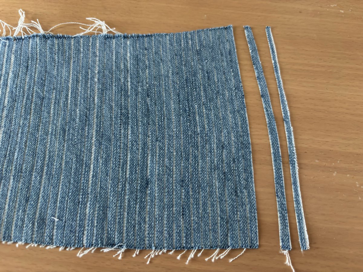 まっすぐの紐状にしたくて、縦糸を間隔開けて抜いて、さらにほつれにくくするためにほつれ止め塗って、チョキチョキしてます✂️

実はなかなか大変な作業だったり😂
なので、大量生産できません😂

いつ完成できるかな…

#Lemioハンドメイド
#ハンドメイドアクセサリー