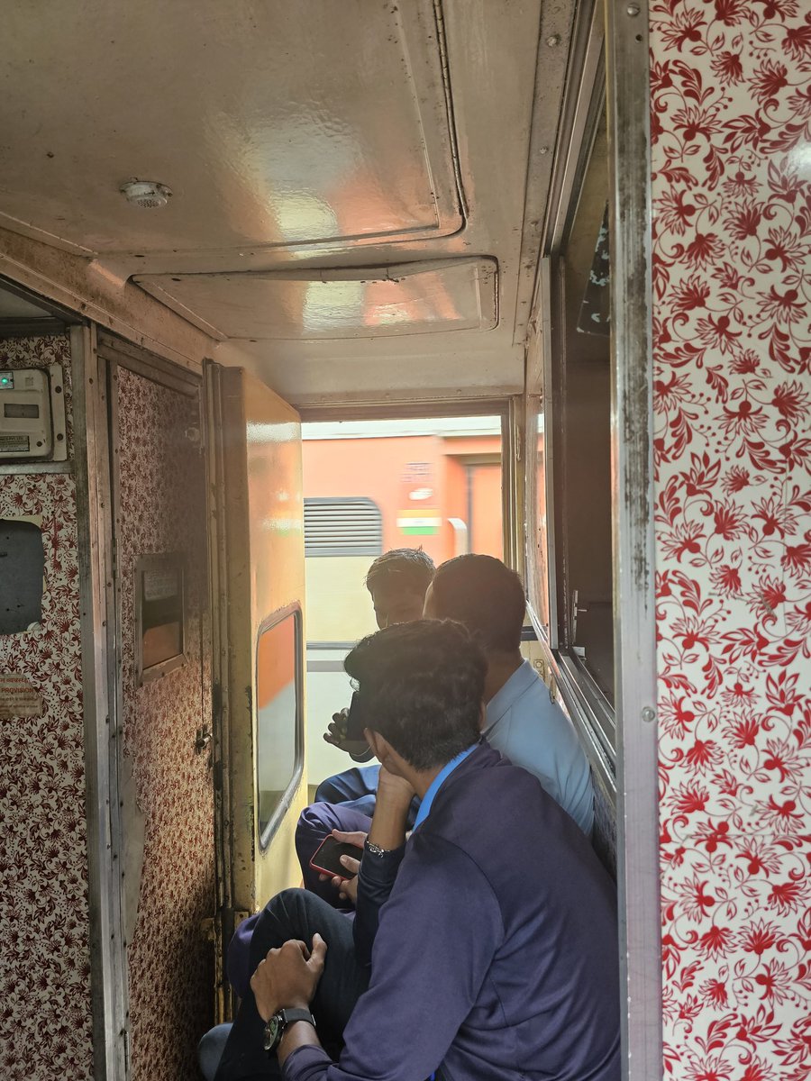 vlogsashish's tweet photo. 4 Express and 1 local passed. But as usual railway closed the ticket with some useless comments
 @RailMinIndia @AshwiniVaishnaw @drmpune @RailMinIndia https://t.co/aaOlIBA1yf