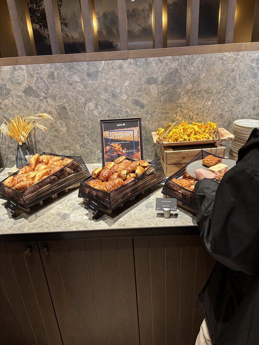 Today’s decision. Packed lunch? Or doing a Spencer? 😉😎 ⁦<a href="/historian1914/">Spencer Jones</a>⁩ ⁦<a href="/sworrall/">Simon Worrall 💉💉 💉💉💉💉</a>⁩