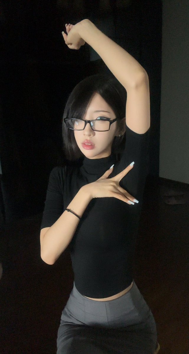 我叫行简，已经入住推特半个月了，后续会更新大尺度福利视频照片，希望大家多多喜欢多多支持