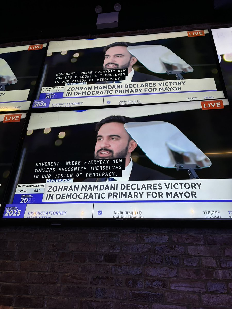 macyagilliam's tweet image. IM LIBBING OUTTTTTTTTT
(listen to the bar cheer while they took down the "cuomo for mayor" sign at their empty watch party lol)